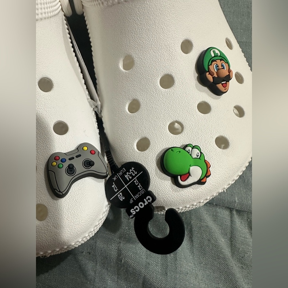 Brand New Boys size 2 White Crocs NWT with 4 Mario jibbitz included - Picture 4 of 6